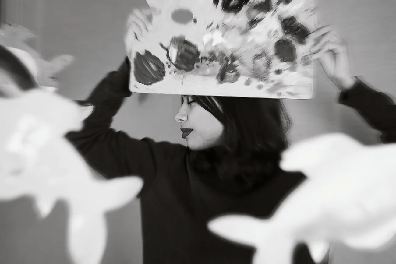 Retrato de Sirya Arias frente a su obra